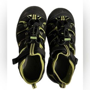 Keen black closed-toe sandals size 5
